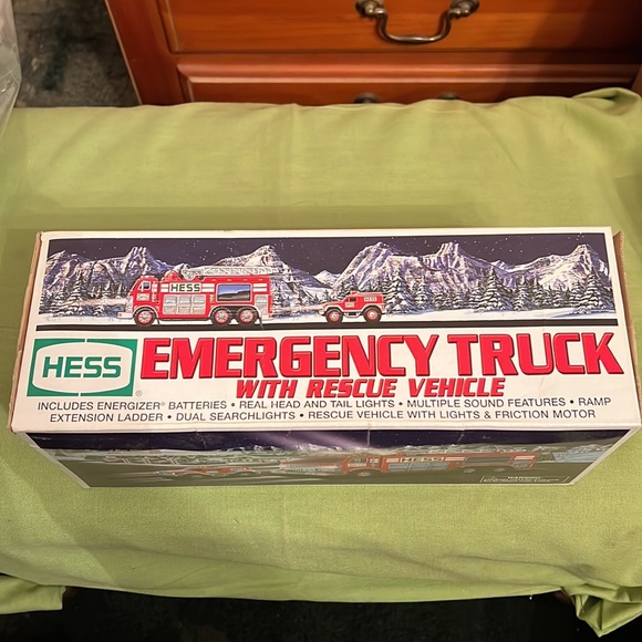 Hess 2005 toy emergency truck with rescue vehicle - Picture 2 of 4